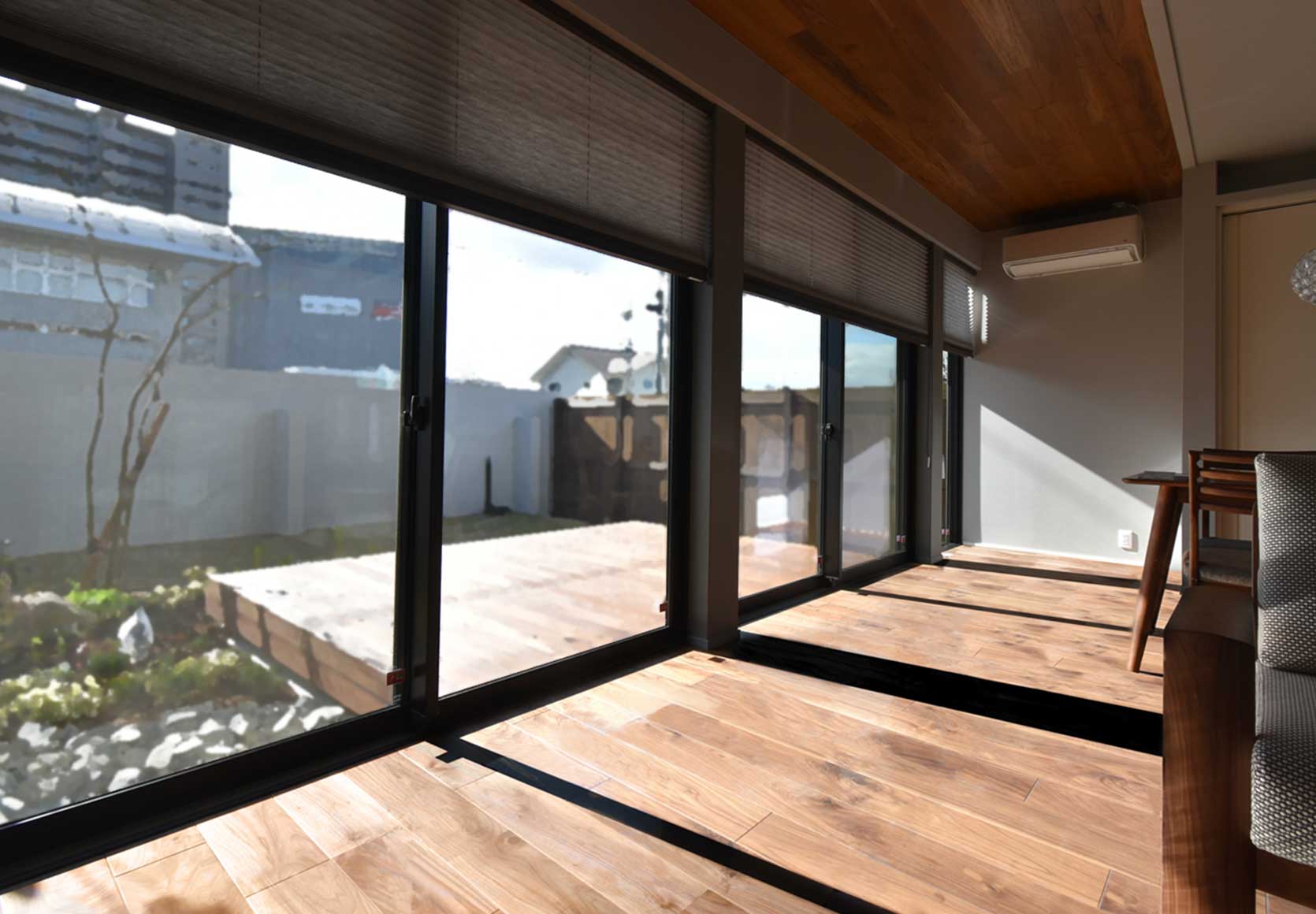 灰色の家～落ち着いた色調と落光の中で過ごす～