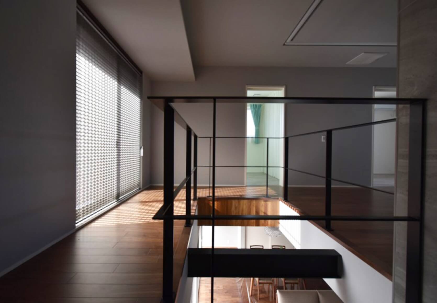 灰色の家～落ち着いた色調と落光の中で過ごす～