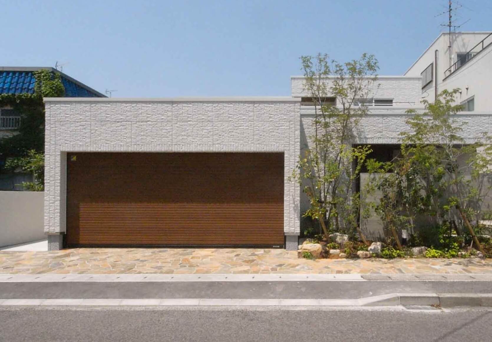 水平ラインが美しい白い家、上品で上質な佇まい