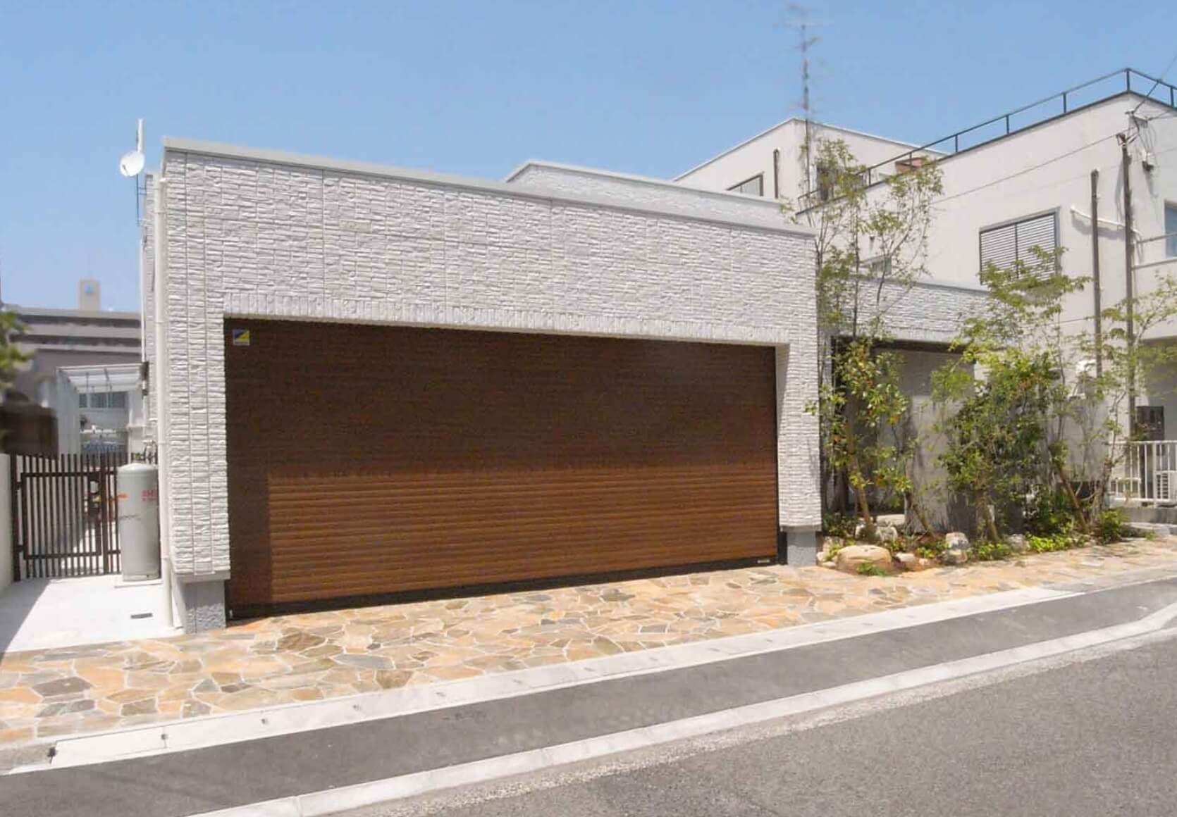 水平ラインが美しい白い家、上品で上質な佇まい