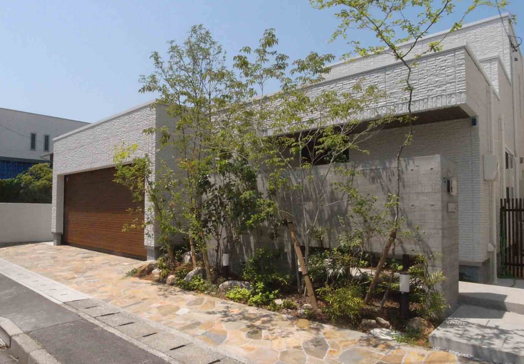 水平ラインが美しい白い家、上品で上質な佇まい