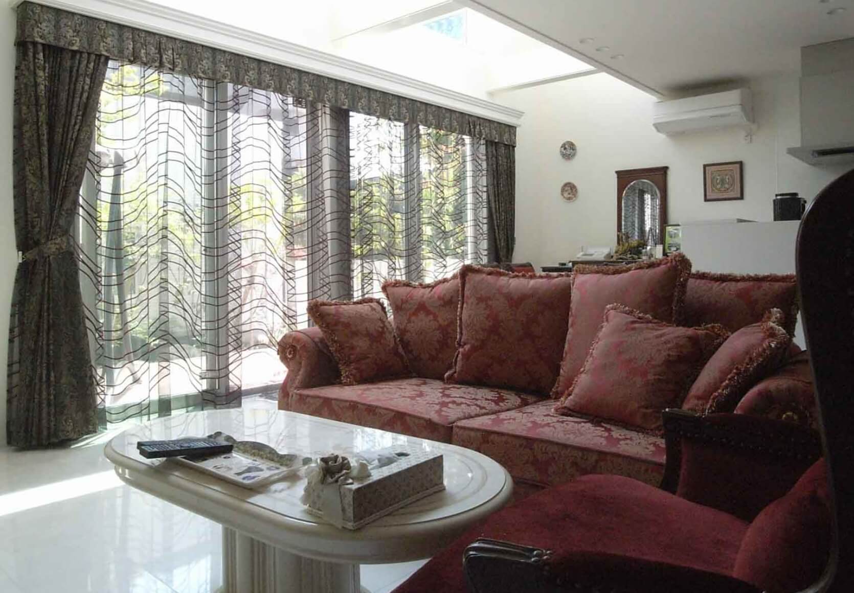 水平ラインが美しい白い家、上品で上質な佇まい