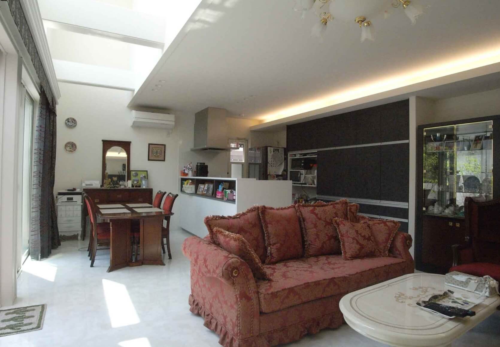 水平ラインが美しい白い家、上品で上質な佇まい