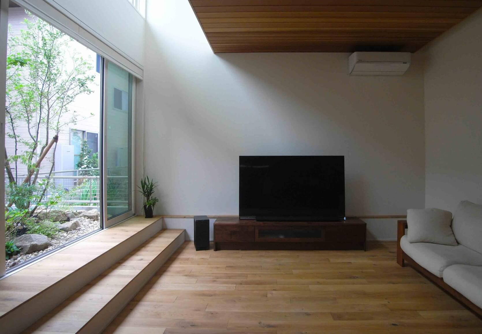 木のぬくもりに包まれ、光が降りそそぐ家