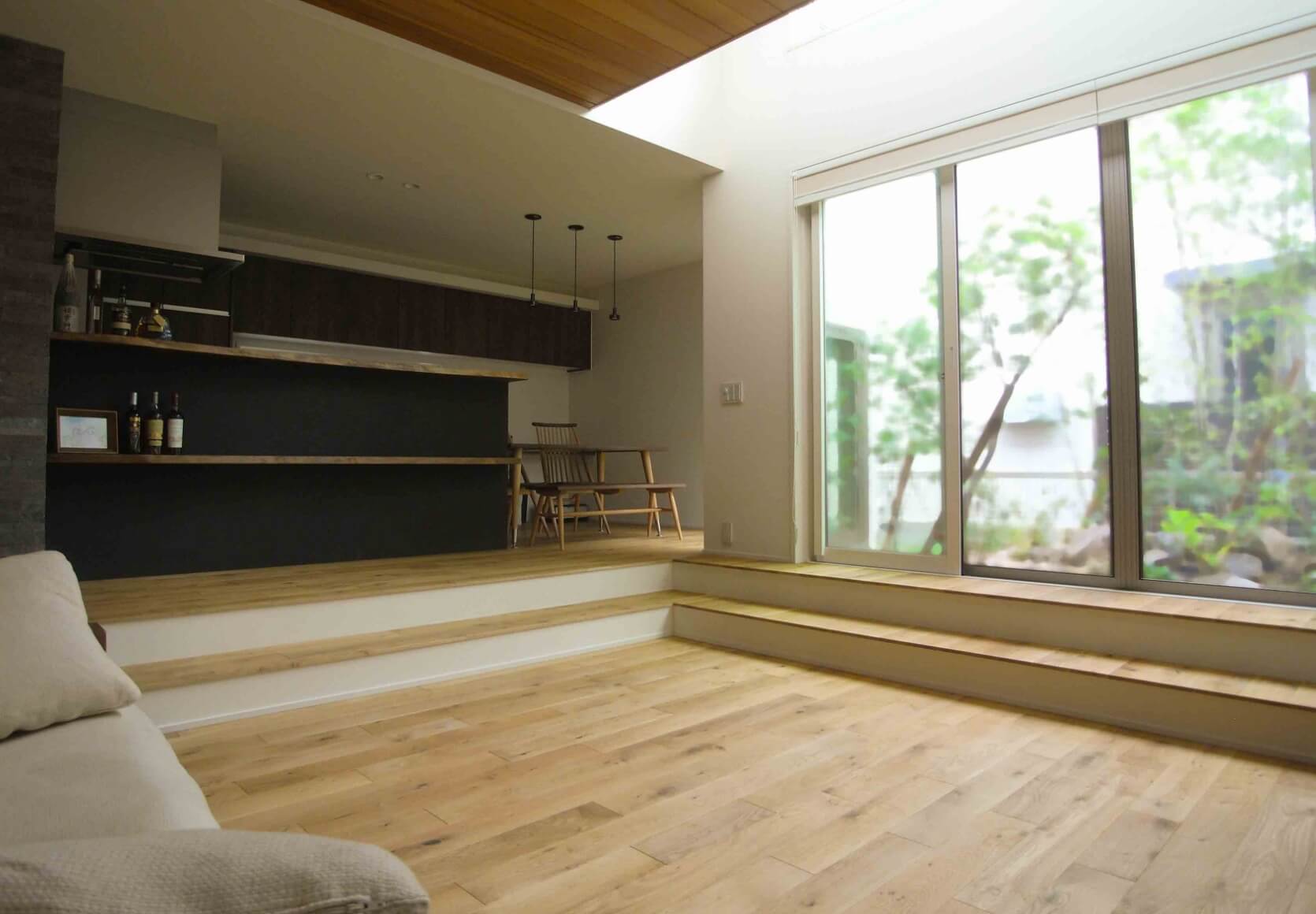 木のぬくもりに包まれ、光が降りそそぐ家