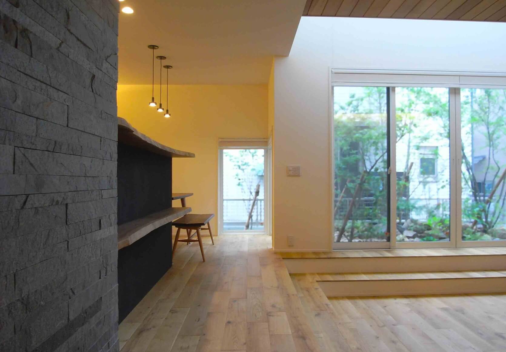 木のぬくもりに包まれ、光が降りそそぐ家