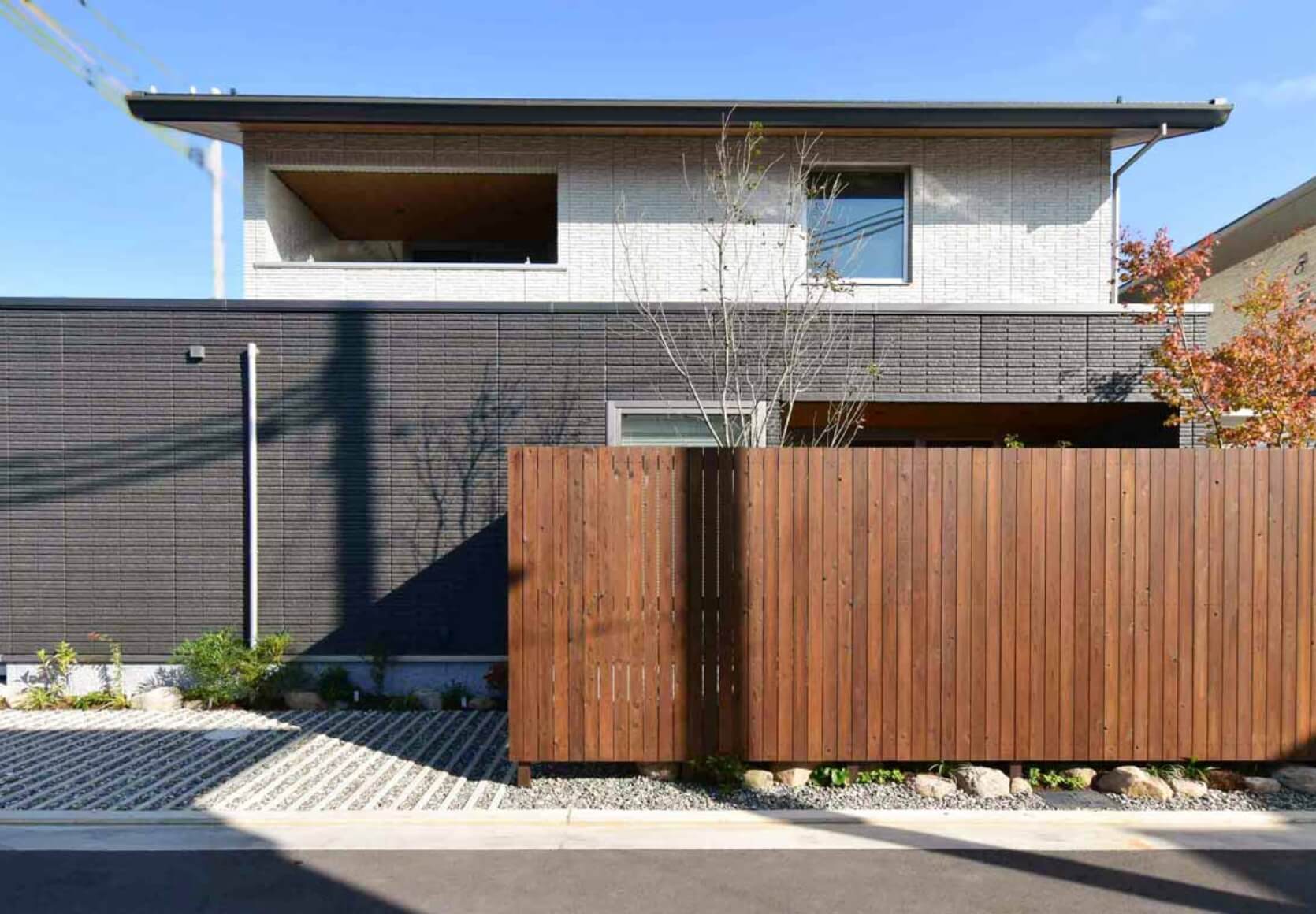 シロとクロの通り土間のある家