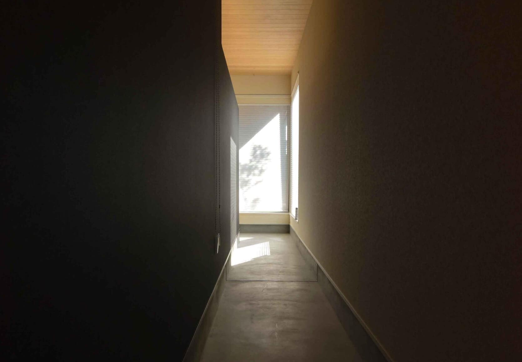 シロとクロの通り土間のある家