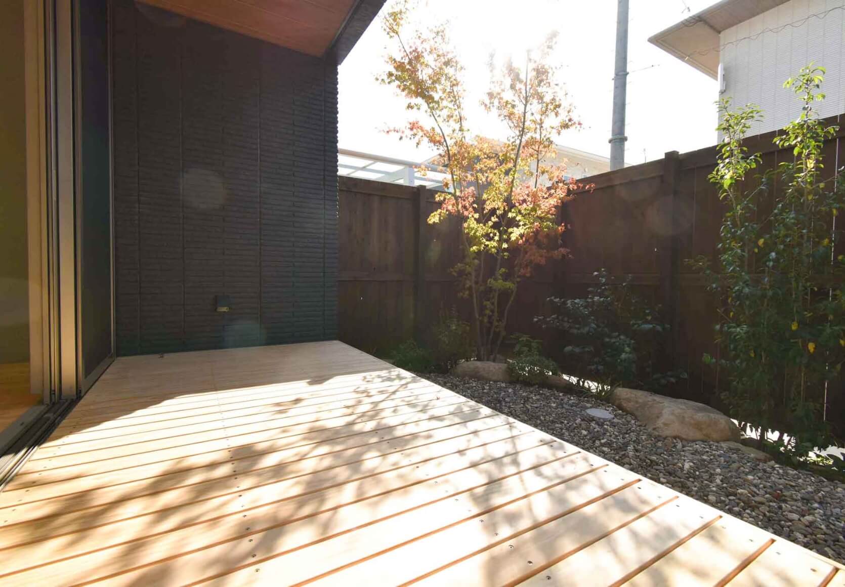 シロとクロの通り土間のある家