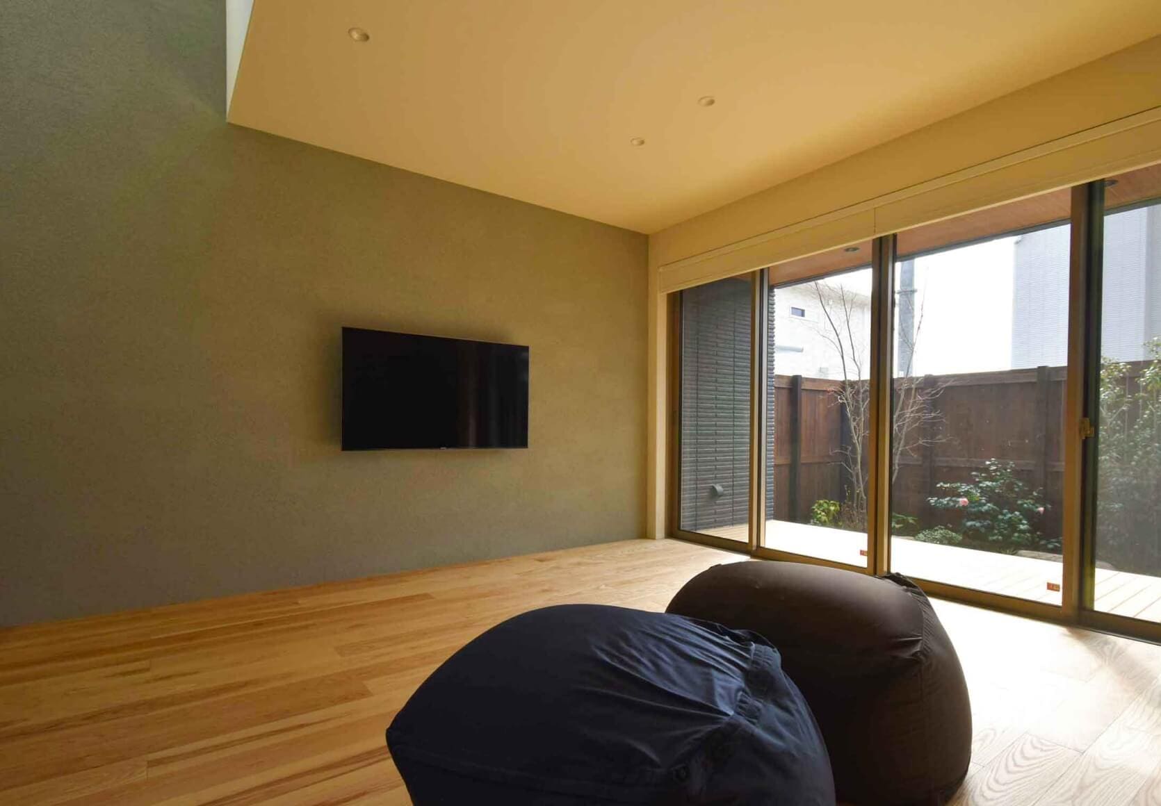 シロとクロの通り土間のある家