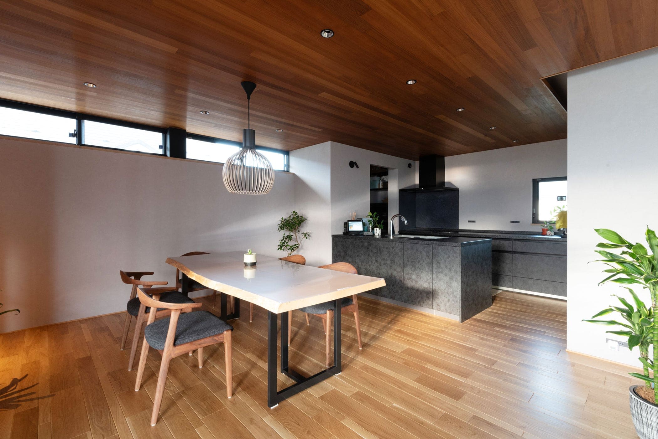 邸宅写真：宿りの家 リビング 内観 写真