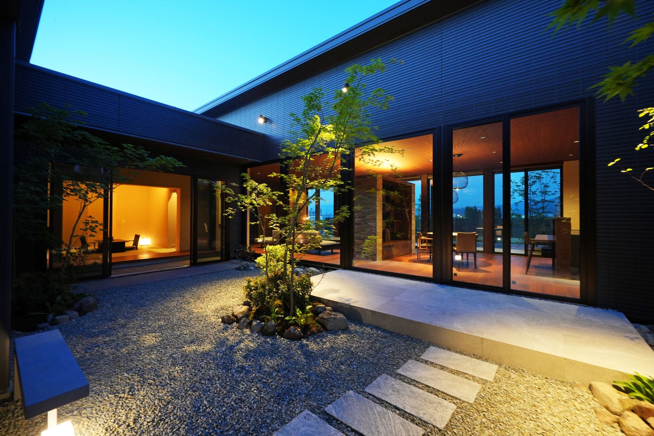 邸宅写真：里の住まい 中庭 夕景 内観 写真