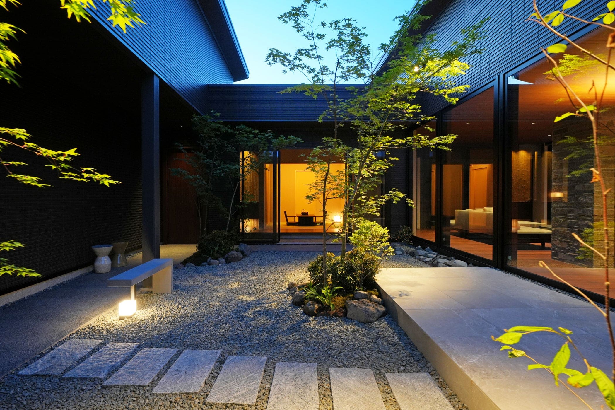 邸宅写真：里の住まい 中庭 夕景 内観 写真