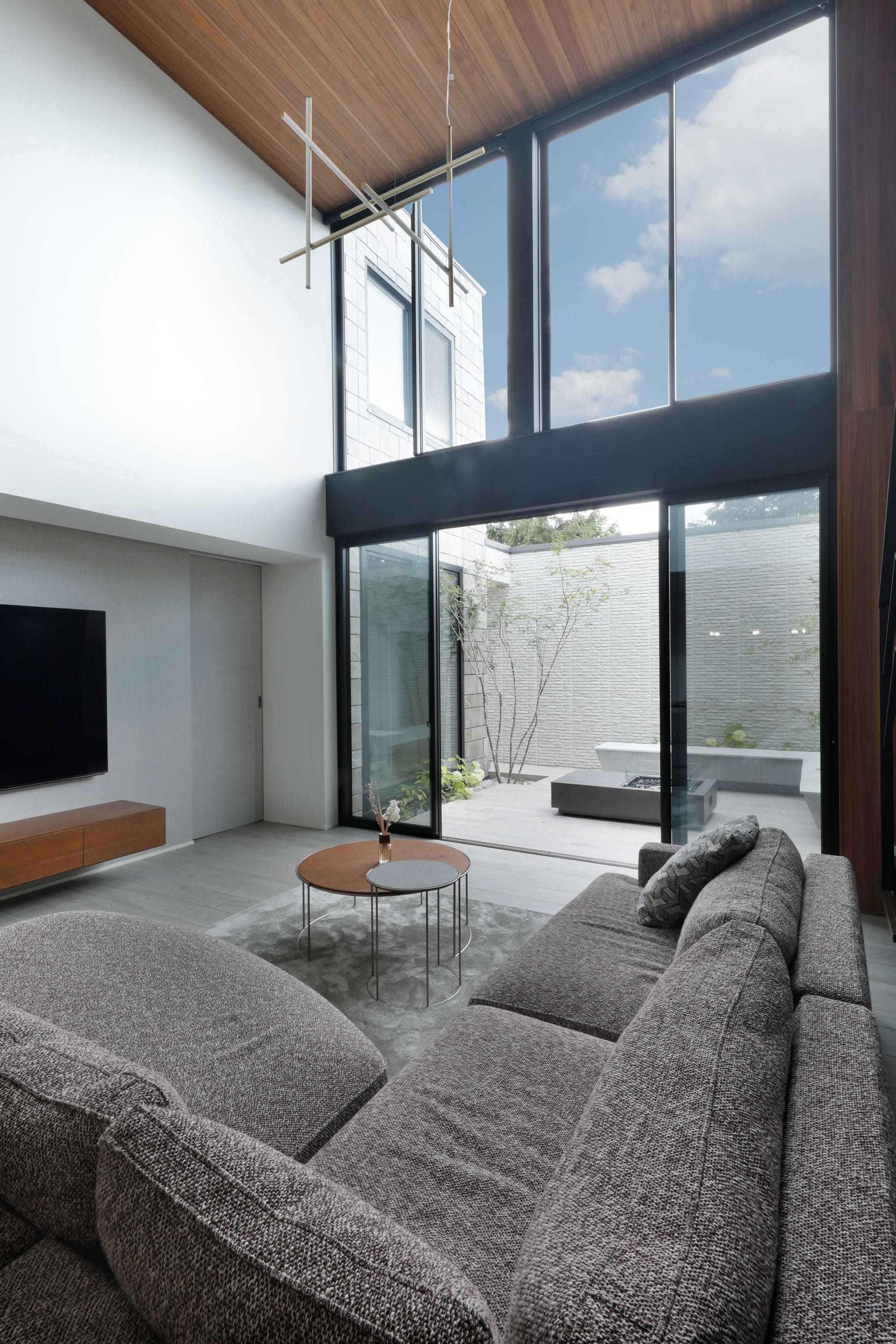 邸宅写真：Dual Courtyard Residence 吹抜け 内観 写真