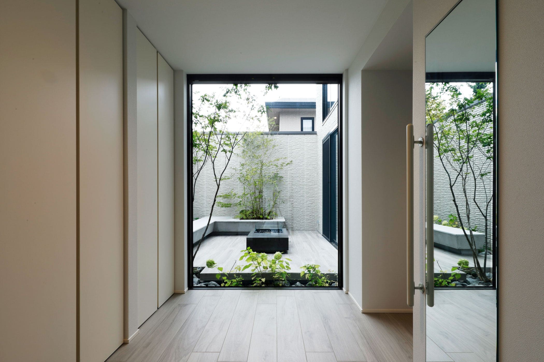 邸宅写真：Dual Courtyard Residence 玄関 内観 写真