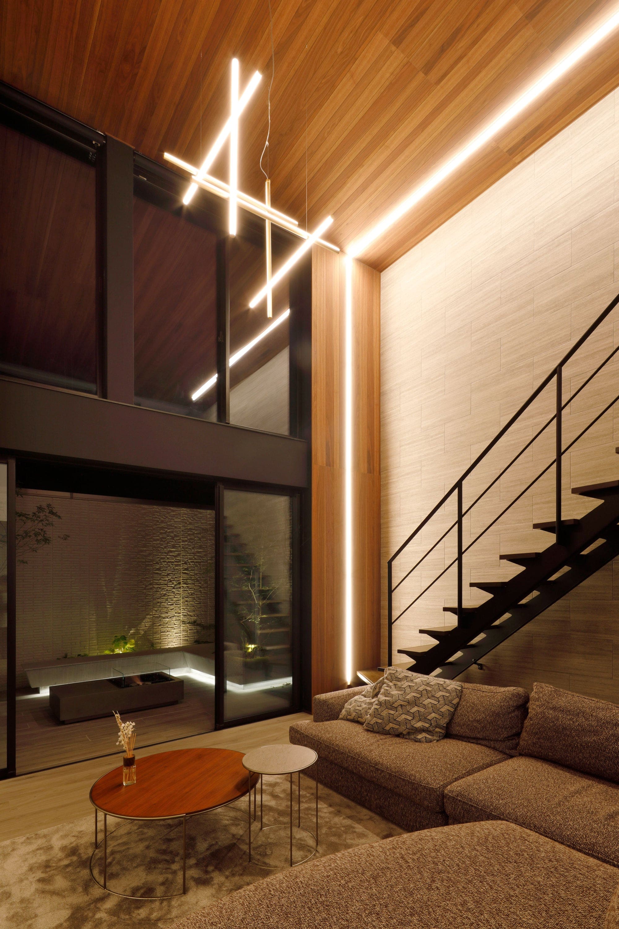 邸宅写真：Dual Courtyard Residence リビング 夕景 内観 写真