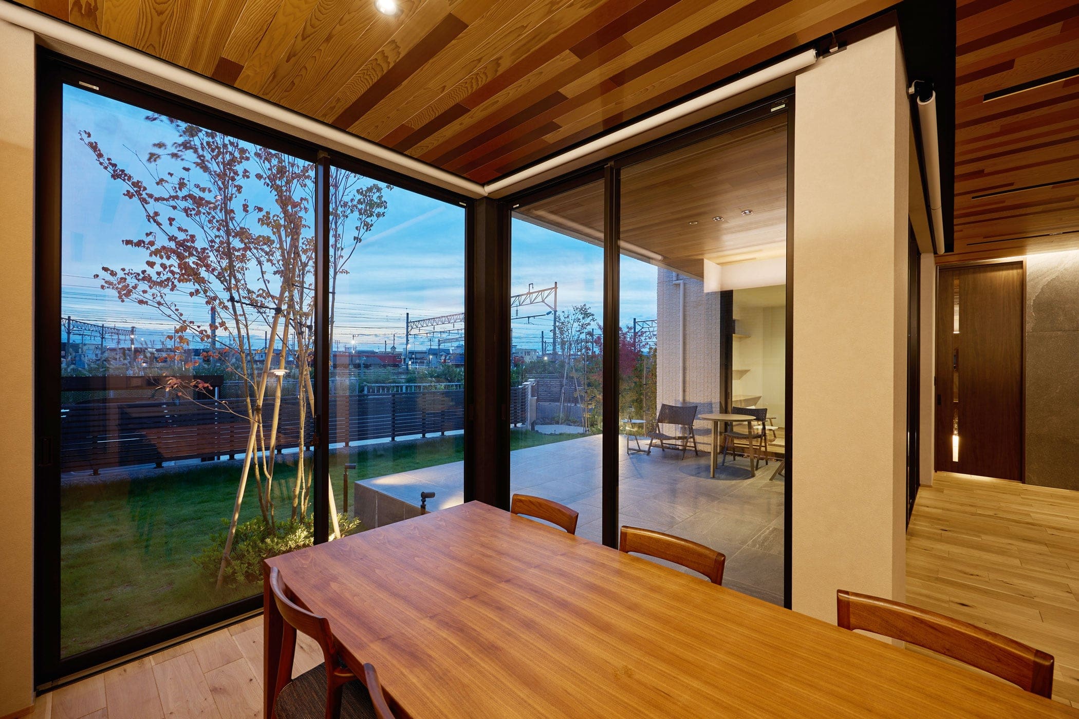 邸宅写真：クルーズトレインの見える家 リビング 夕景 内観 写真