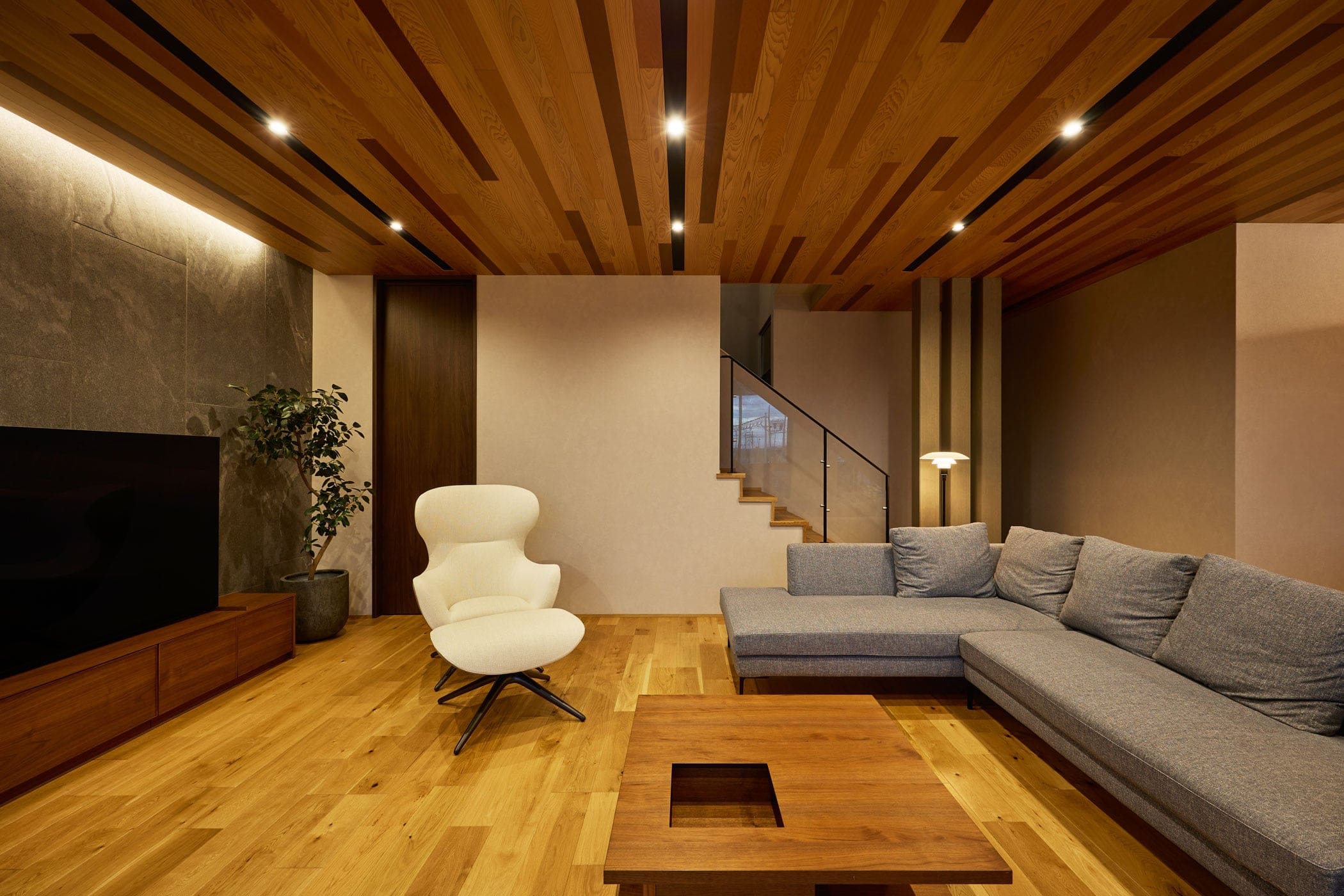 邸宅写真：クルーズトレインの見える家 リビング 夕景 内観 写真