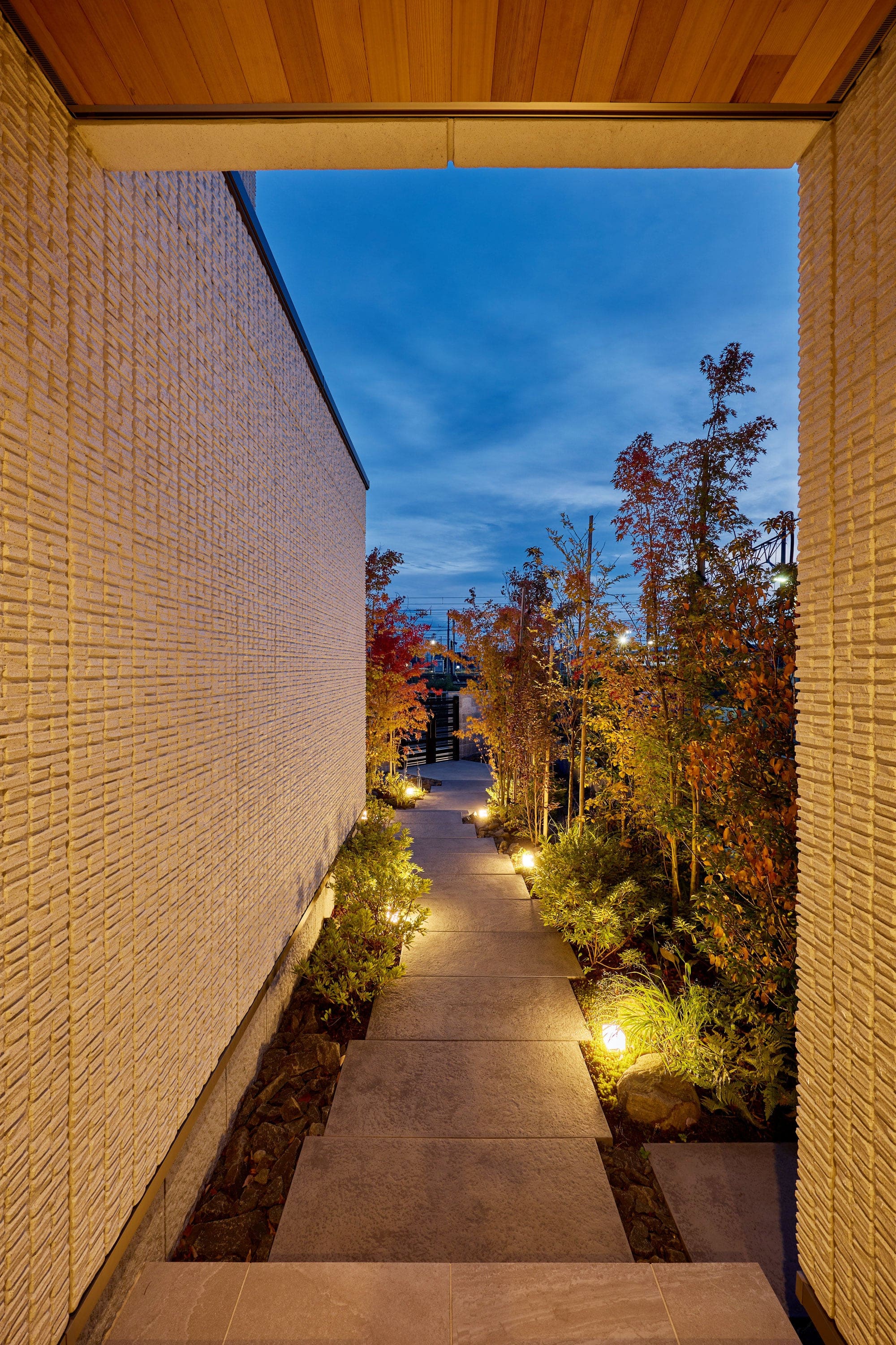 邸宅写真：クルーズトレインの見える家 アプローチ 夕景 内観 写真