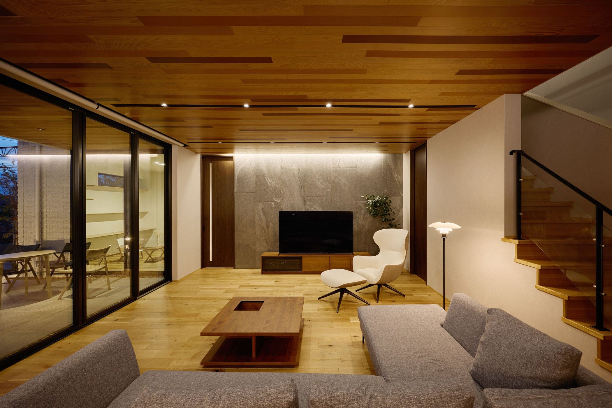 邸宅写真：クルーズトレインの見える家 リビング 夕景 内観 写真