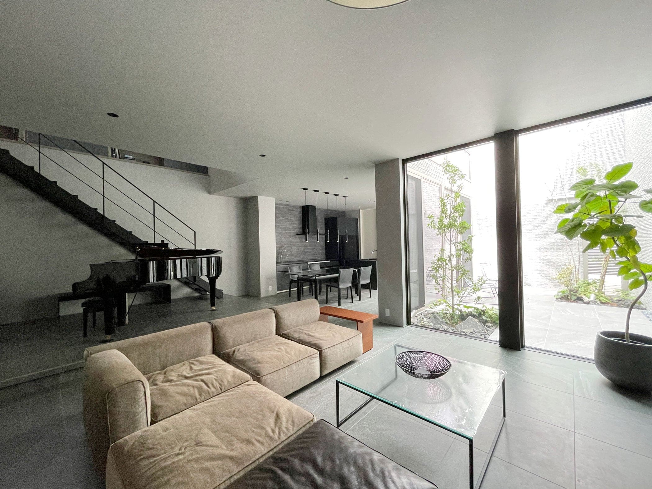 邸宅写真：緑と音のボイド リビング 内観 写真