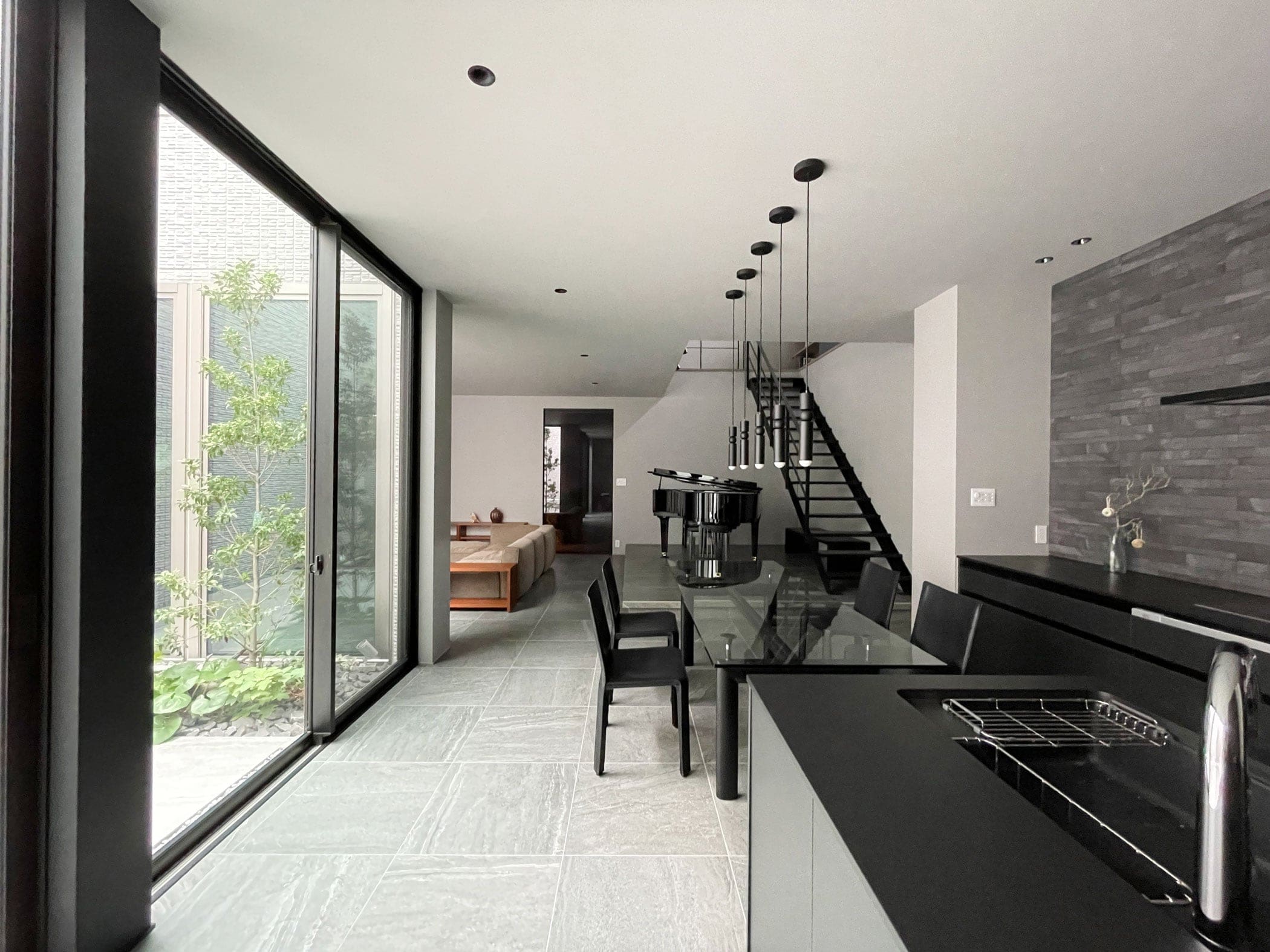 邸宅写真：緑と音のボイド リビング 内観 写真