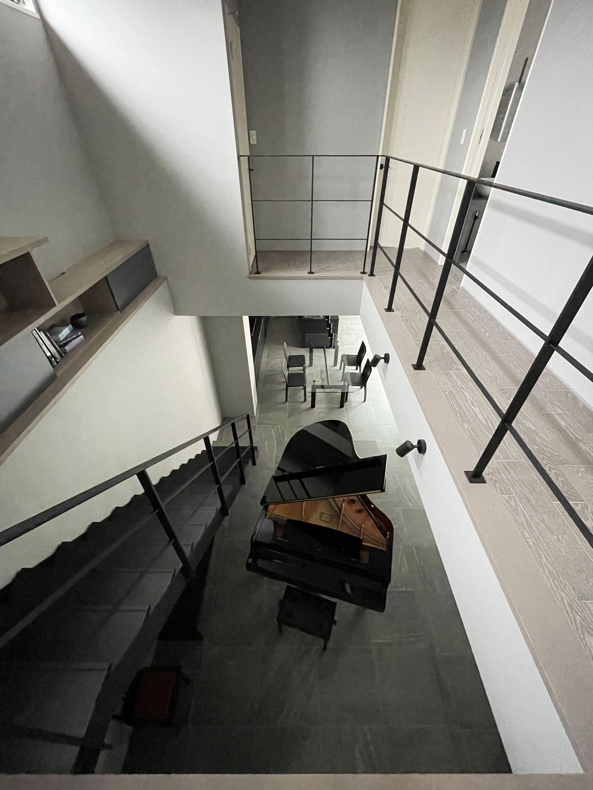 邸宅写真：緑と音のボイド 吹抜け 階段 内観 写真