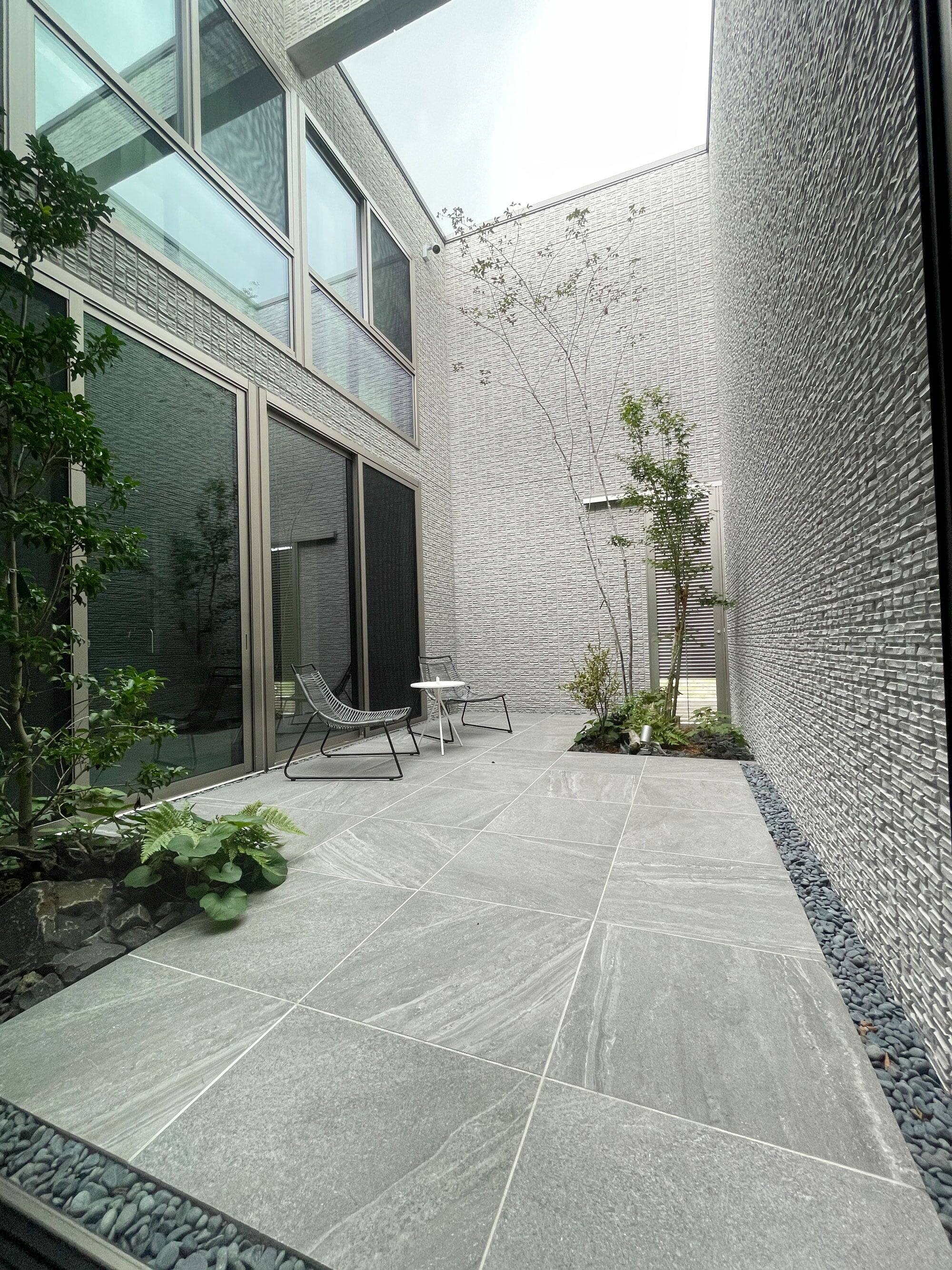 邸宅写真：緑と音のボイド 中庭 内観 写真