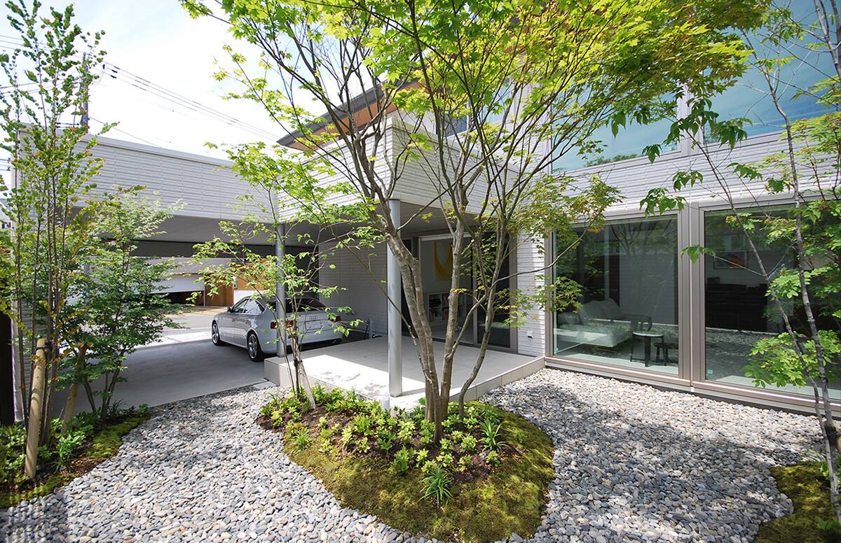 光がそそぎ緑を感じる家