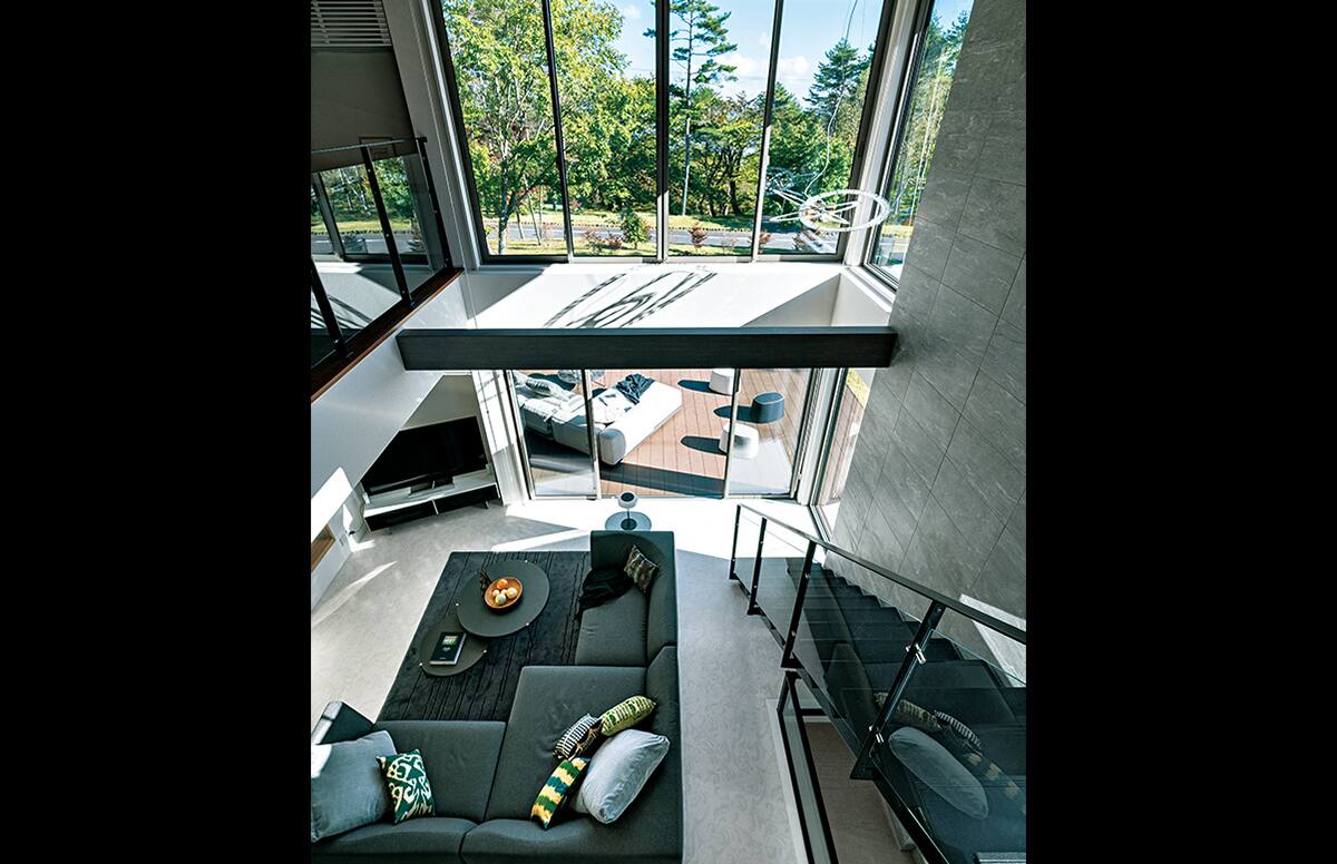 圧倒的な吹抜けのLDK04