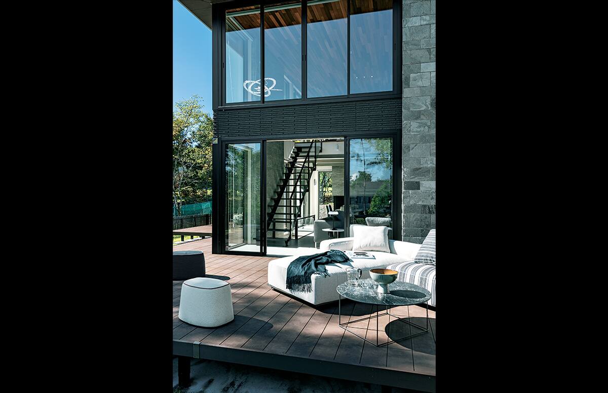 圧倒的な吹抜けのLDKスライド01