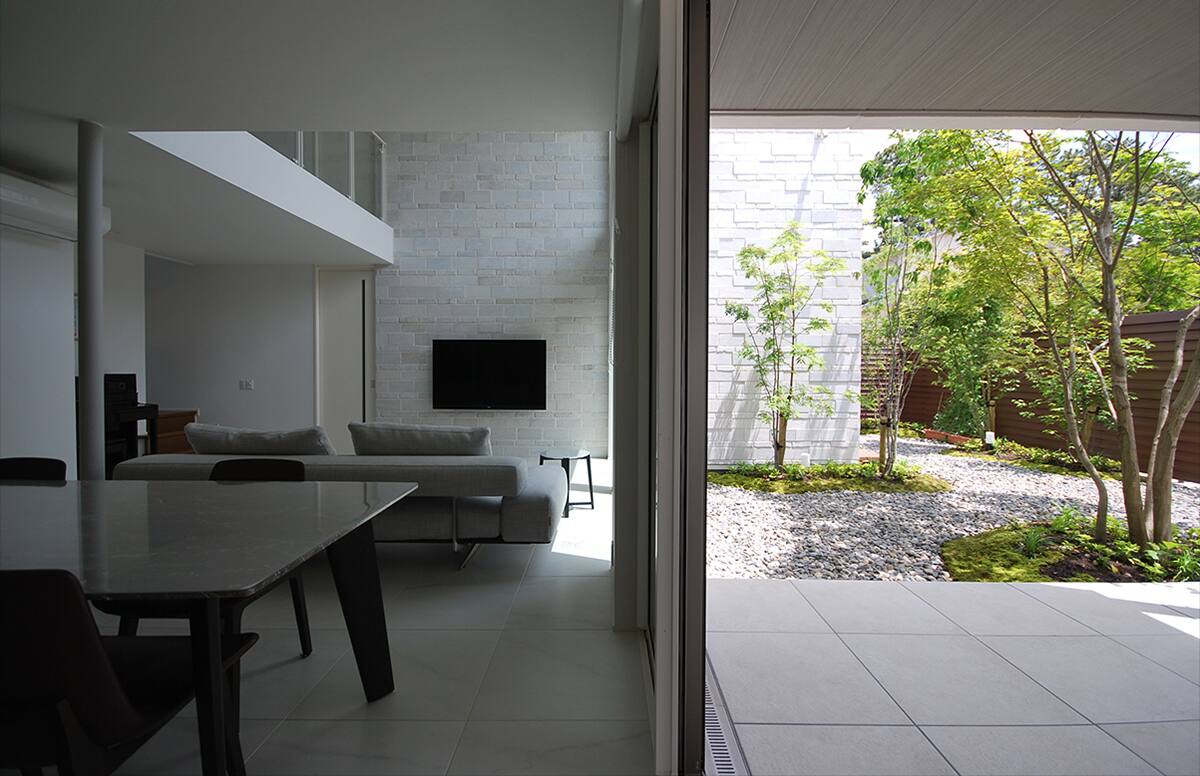 光がそそぎ緑を感じる家01