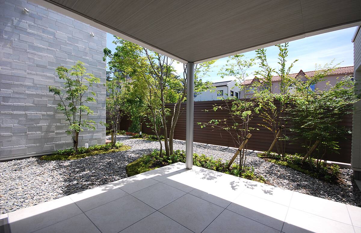 光がそそぎ緑を感じる家02