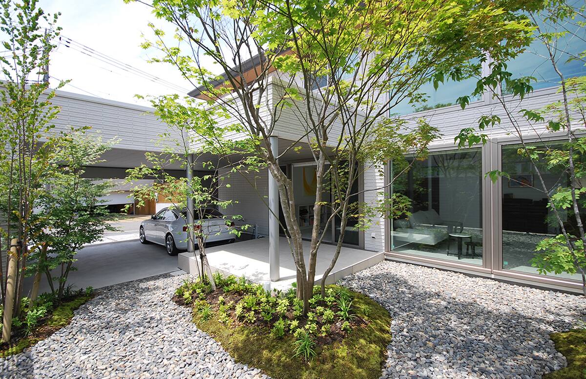 光がそそぎ緑を感じる家04