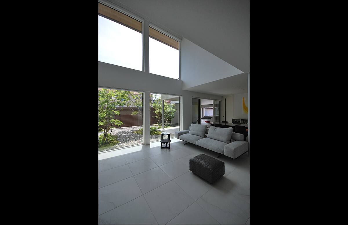 光がそそぎ緑を感じる家スライド01