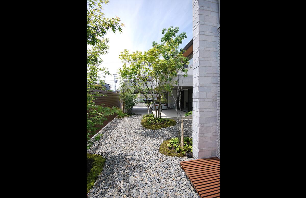 光がそそぎ緑を感じる家スライド05