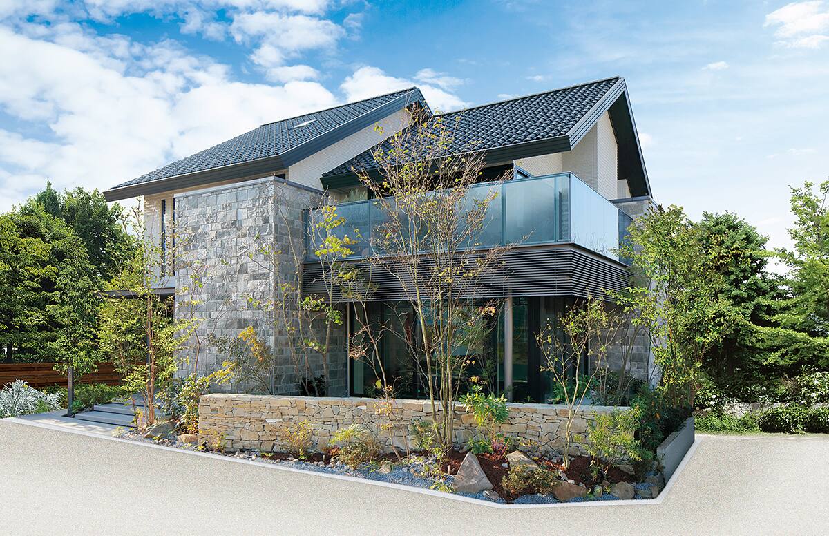 石積みと緑道の家