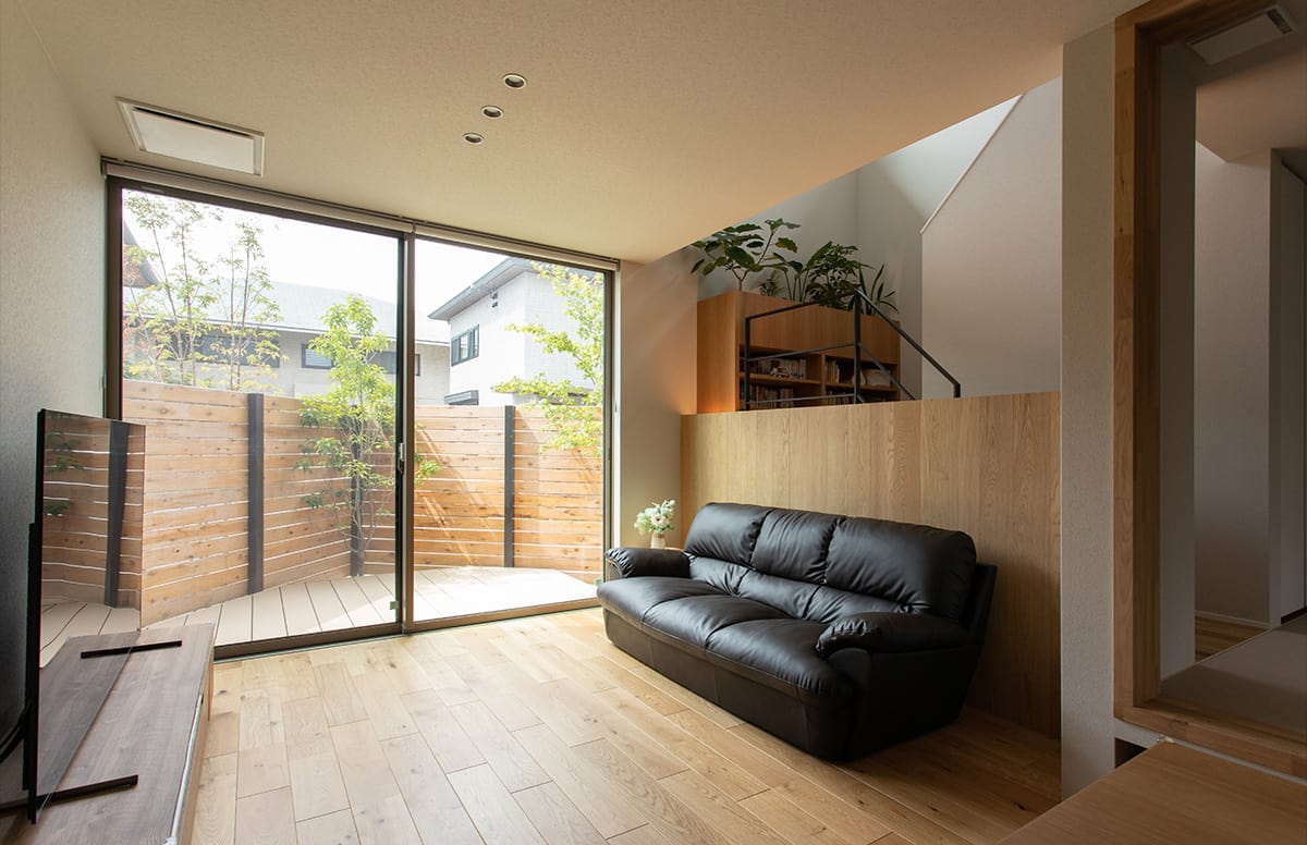 段差で遊ぶモクの家