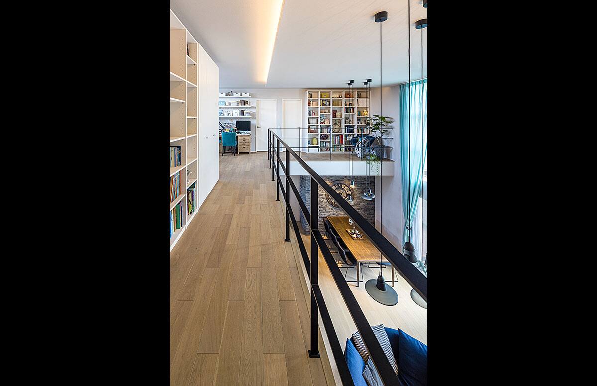 Lights and bookshelvesスライド01