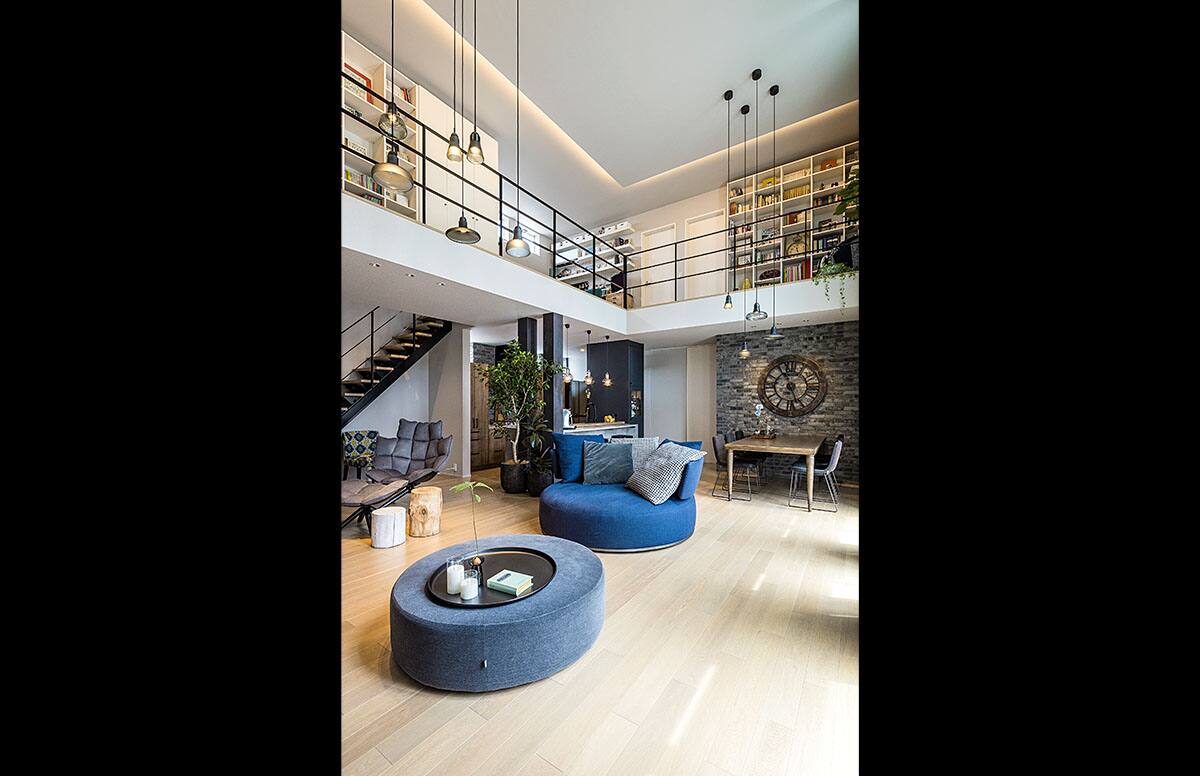 Lights and bookshelvesスライド03