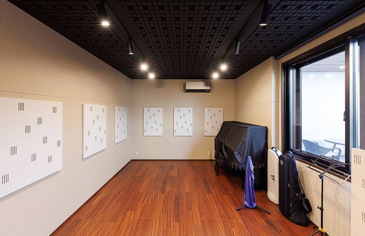 音楽室のある中庭の家04