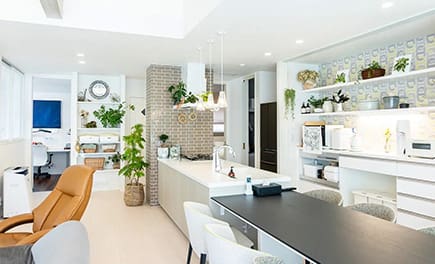 ビルトインガレージを備えた２階リビングの家