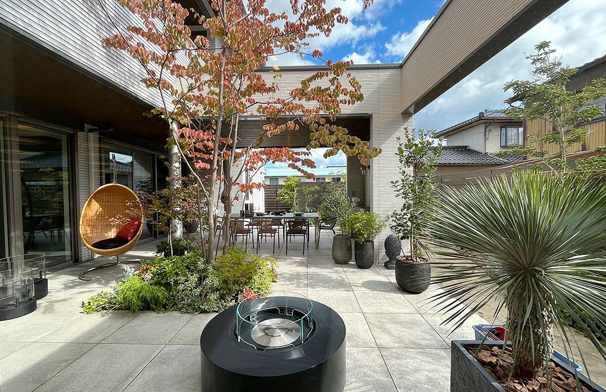 開放的な中庭を楽しむ邸宅01