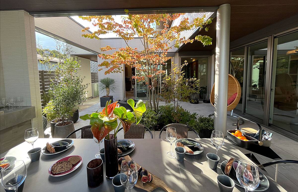 開放的な中庭を楽しむ邸宅02