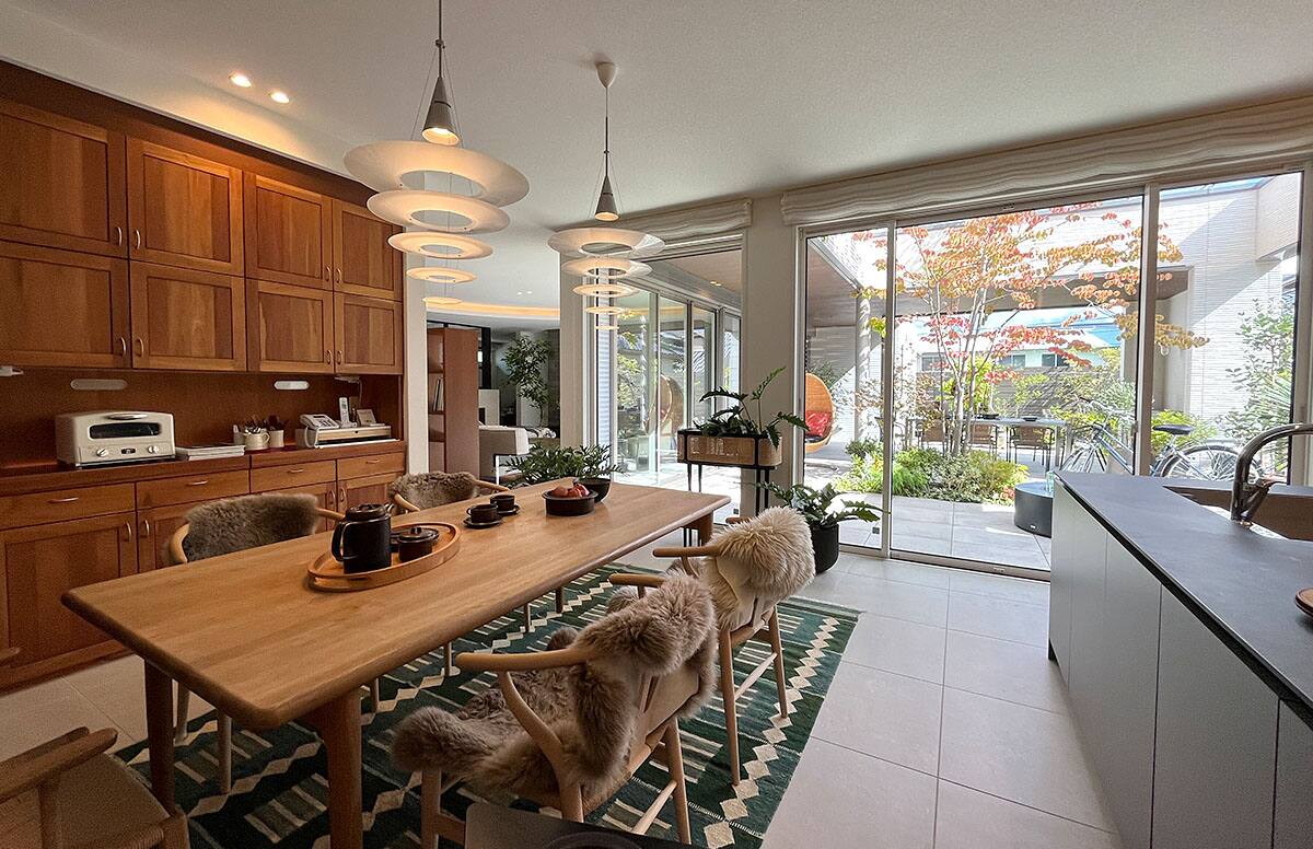 開放的な中庭を楽しむ邸宅03