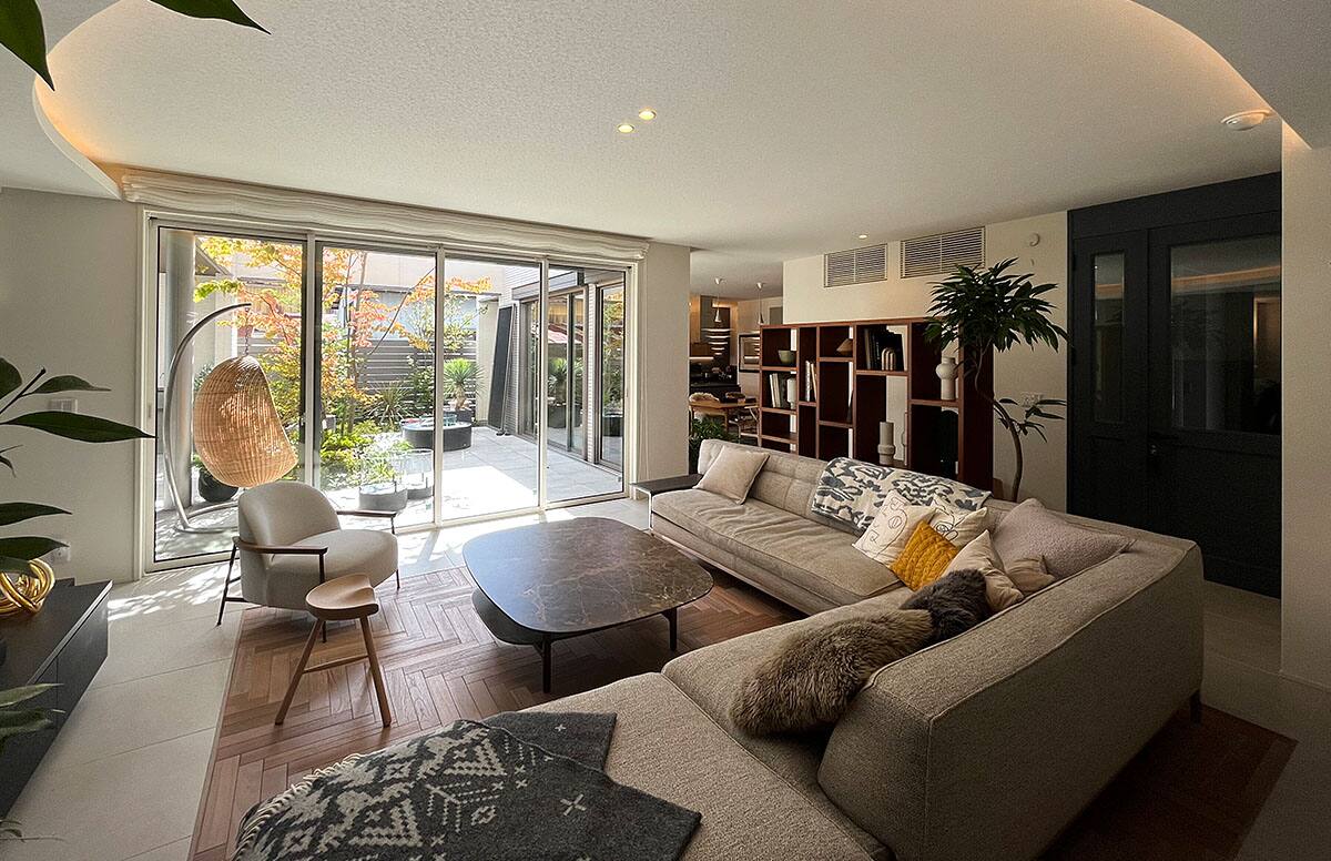 開放的な中庭を楽しむ邸宅