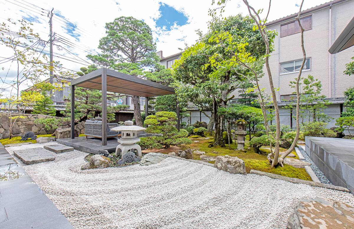 苔庭に東屋のある家 ～思い出の継承～ スライド01