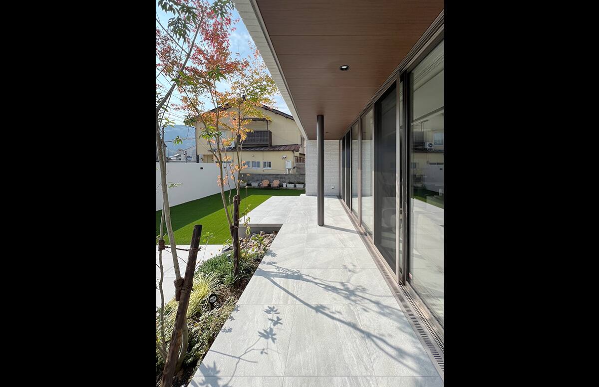 吹抜でつなぐ家03