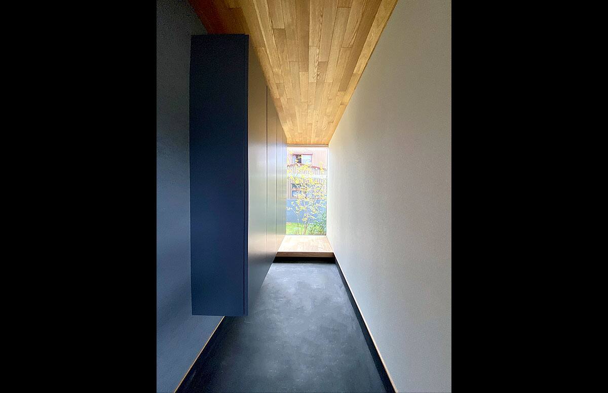 Less is More　～最小限の要素による豊かな空間～スライド01