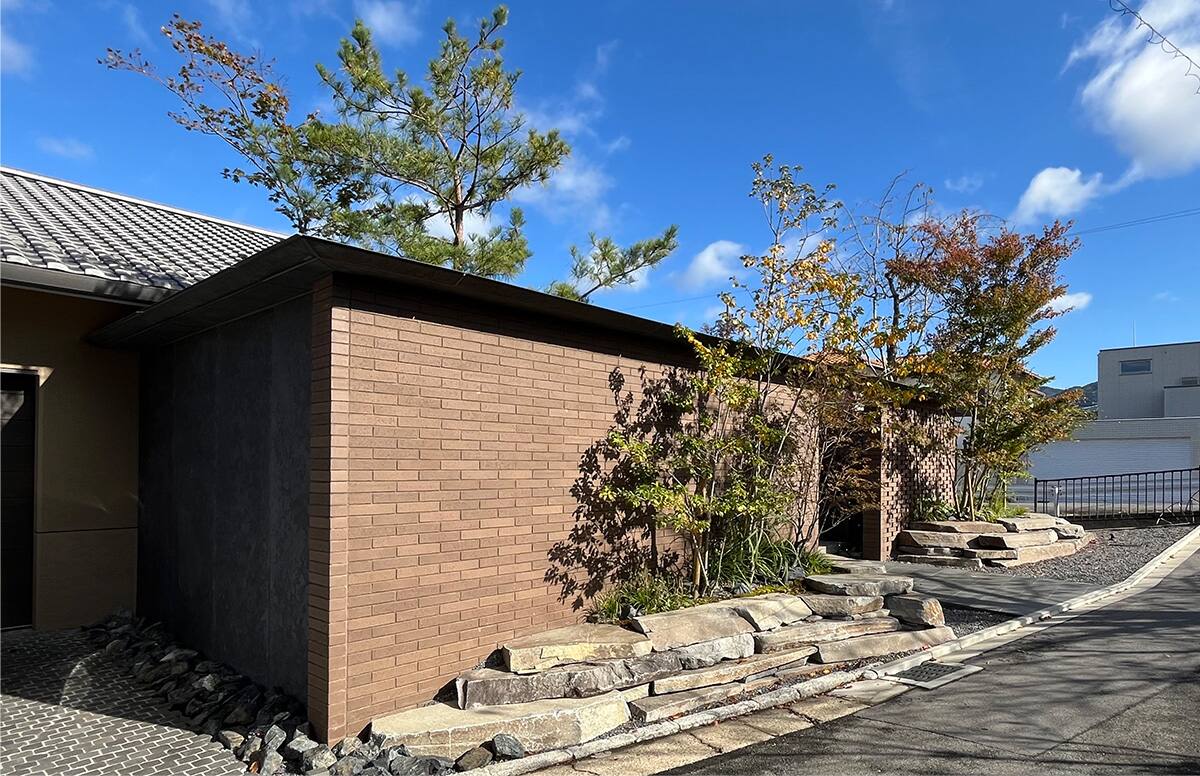 瓦と煉瓦の佇まい